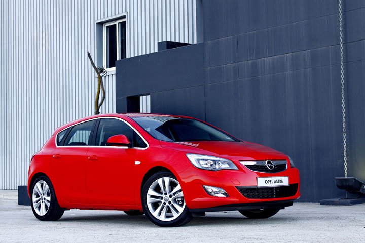 2011 Opel Astra 1.4T front view