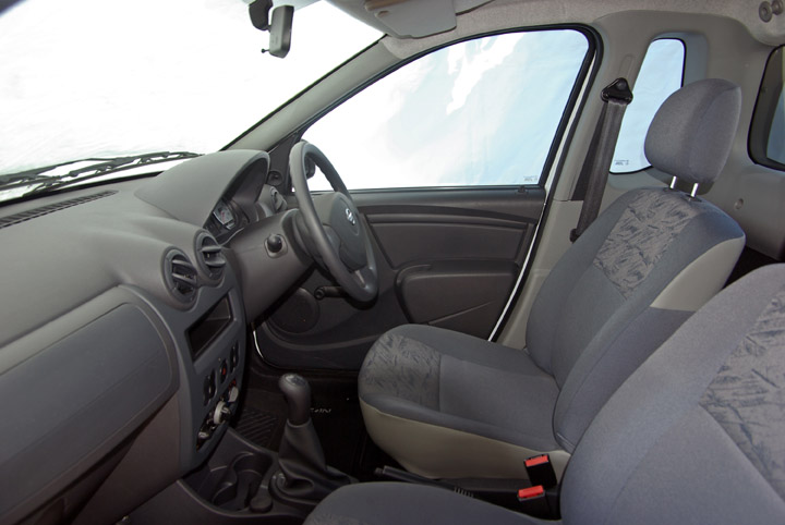 2011 Nissan NP 200 interior